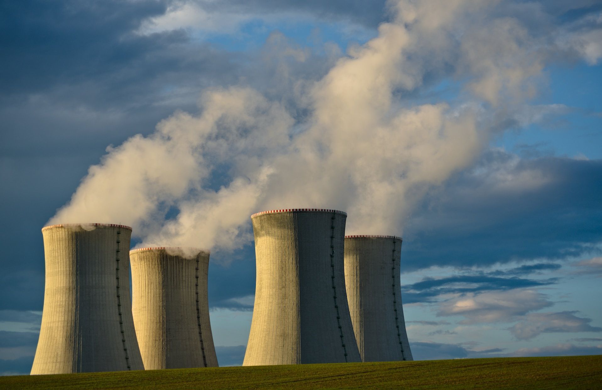 découvrez la loi de relance nucléaire, ses objectifs en matière de transition énergétique, et son impact sur le futur de la production d'énergie en france. informez-vous sur les enjeux liés à cette législation pour favoriser une énergie propre et durable.