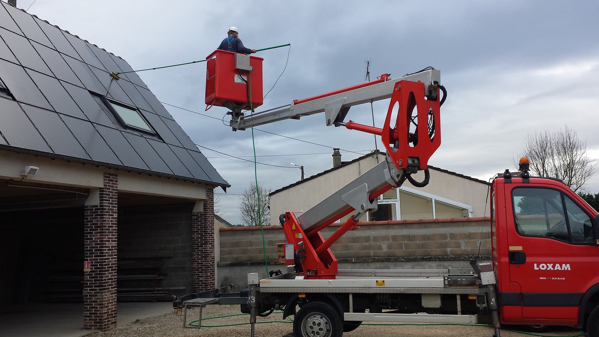 découvrez nos services de maintenance pour panneaux solaires, garantissant une performance optimale et une durabilité accrue de vos installations photovoltaïques. protégez votre investissement et maximisez votre production d'énergie verte grâce à notre expertise.