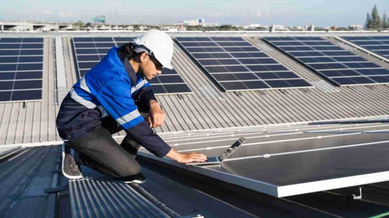 découvrez nos services de maintenance photovoltaïque pour garantir le bon fonctionnement de vos panneaux solaires. profitez d'une énergie renouvelable durable et optimisez votre production d'électricité grâce à des interventions professionnelles et régulières.