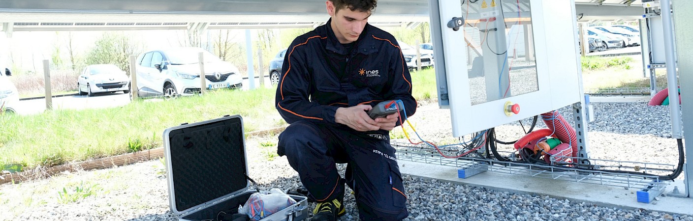 optimisez la performance de vos installations solaires avec notre service de maintenance photovoltaïque. garantissez un fonctionnement optimal, prolongez la durée de vie de vos panneaux solaires et assurez-vous un rendement énergétique maximal grâce à notre expertise.