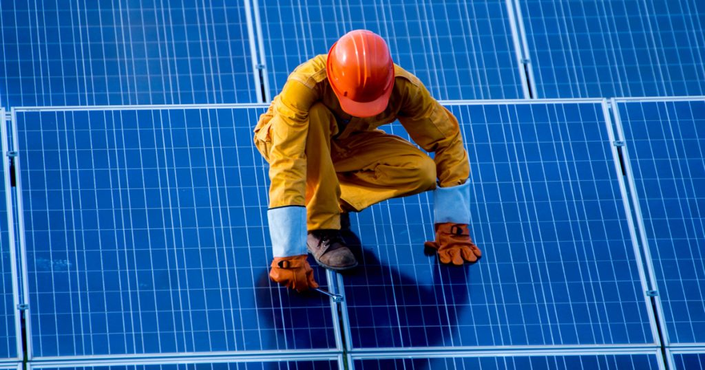 assurez la performance optimale de vos panneaux solaires avec notre service de maintenance photovoltaïque. profitez d'une expertise reconnue pour prolonger la durée de vie de votre installation et maximiser votre rendement énergétique.