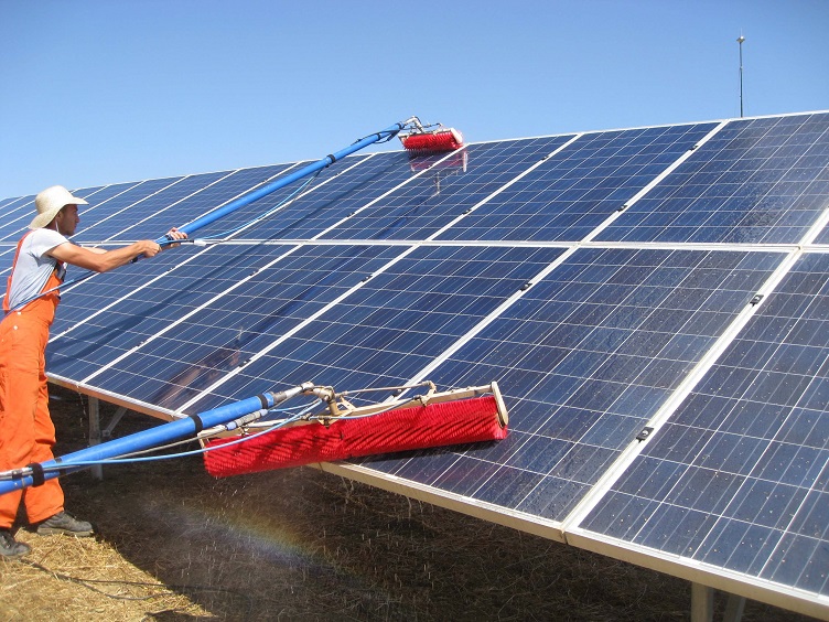 découvrez les avantages du nettoyage solaire pour optimiser l'efficacité de vos panneaux photovoltaïques. nos conseils pratiques vous aideront à maintenir vos installations en parfait état et à prolonger leur durée de vie. informez-vous sur les meilleures techniques et les fréquences idéales pour un rendement maximal.