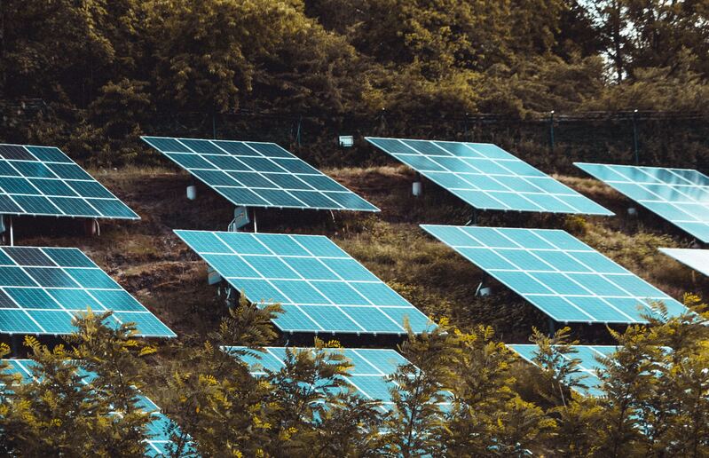 découvrez les meilleures opportunités dans le secteur des énergies renouvelables : investissez dans un avenir durable et profitez des avantages économiques tout en préservant notre planète.