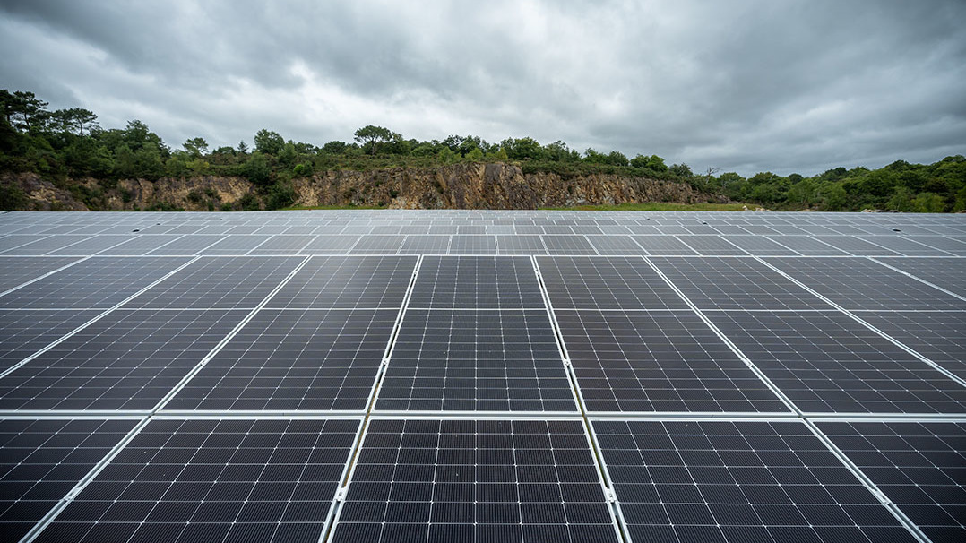 découvrez les panneaux photovoltaïques en bretagne, une solution écologique et économique pour produire votre propre énergie solaire. profitez des subventions et réduisez votre empreinte carbone tout en valorisant votre propriété.