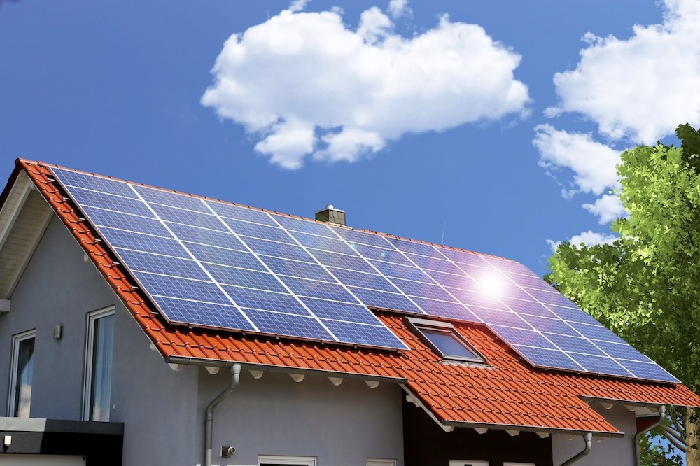 découvrez comment les panneaux solaires peuvent transformer votre maison en une source d'énergie durable et économique. apprenez les avantages, les coûts et les étapes pour installer des panneaux solaires chez vous.