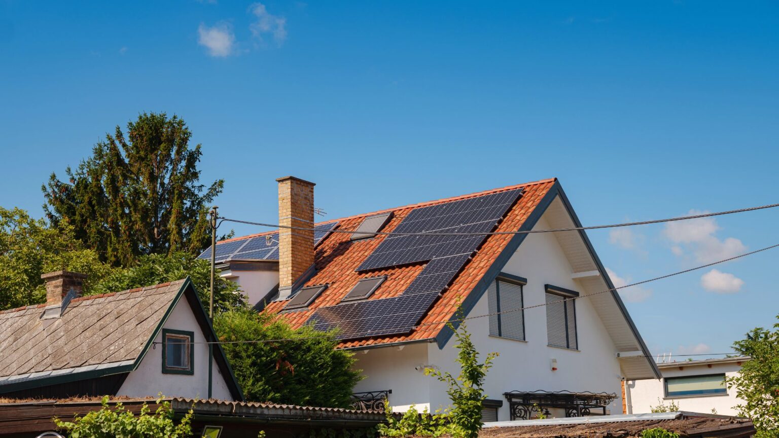 découvrez les avantages des panneaux solaires à toulon. optez pour une énergie renouvelable et économique tout en contribuant à la protection de l'environnement. informez-vous sur les solutions adaptées à votre habitat et faites le choix d'une énergie verte.