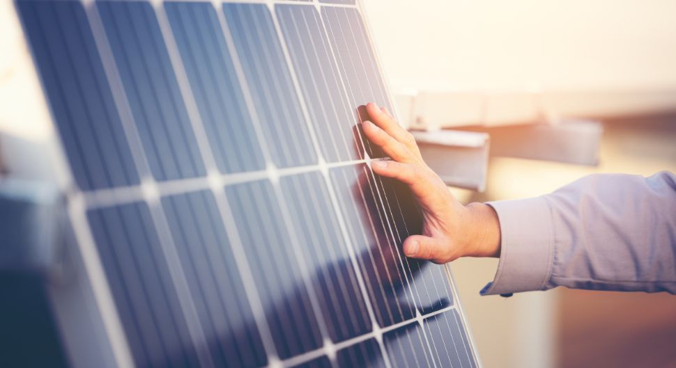 découvrez les différences entre les panneaux solaires et photovoltaïques dans notre guide complet. apprenez comment fonctionnent ces technologies, leurs avantages, inconvénients et leur impact sur l'énergie renouvelable. faites le choix éclairé pour votre projet énergétique !