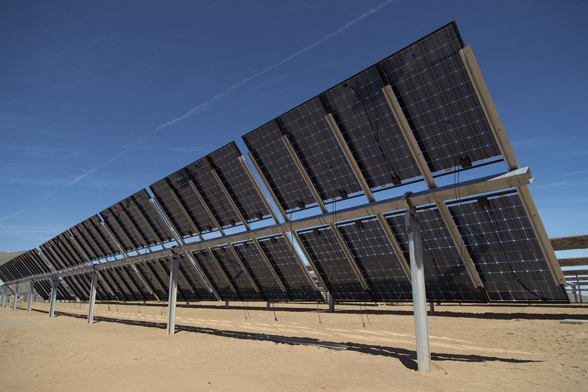 découvrez les avantages des panneaux bifaciaux pour l'énergie solaire. optimisez votre production d'énergie renouvelable grâce à cette technologie innovante qui capte la lumière sur les deux faces, offrant ainsi un rendement supérieur et une solution durable pour votre consommation énergétique.