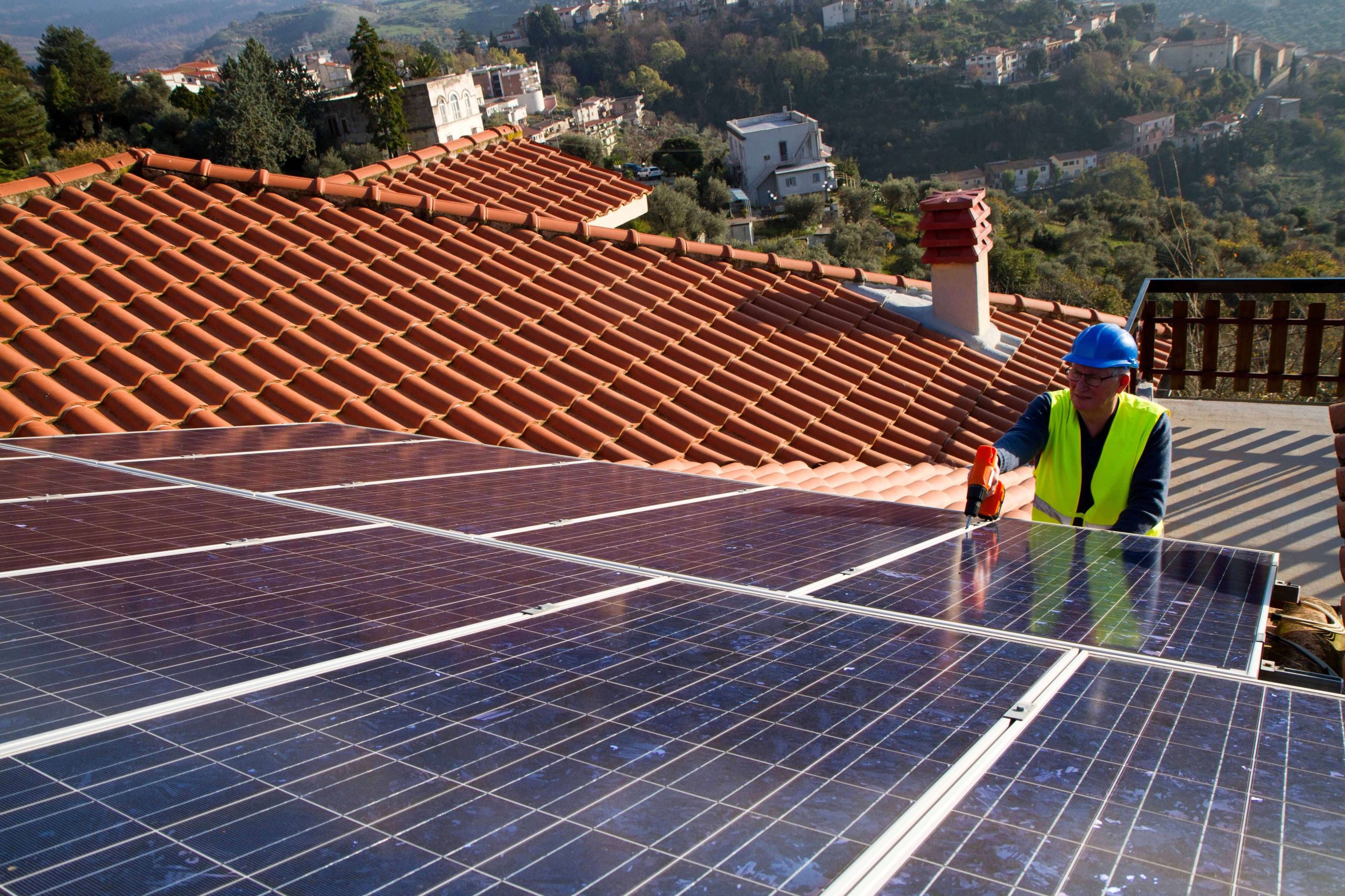 découvrez nos panneaux photovoltaïques à brignoles, une solution écoresponsable pour réduire votre facture d'électricité et contribuer à la protection de l'environnement. profitez des avantages d'une énergie renouvelable et d'un accompagnement sur mesure pour vos projets d'installation.