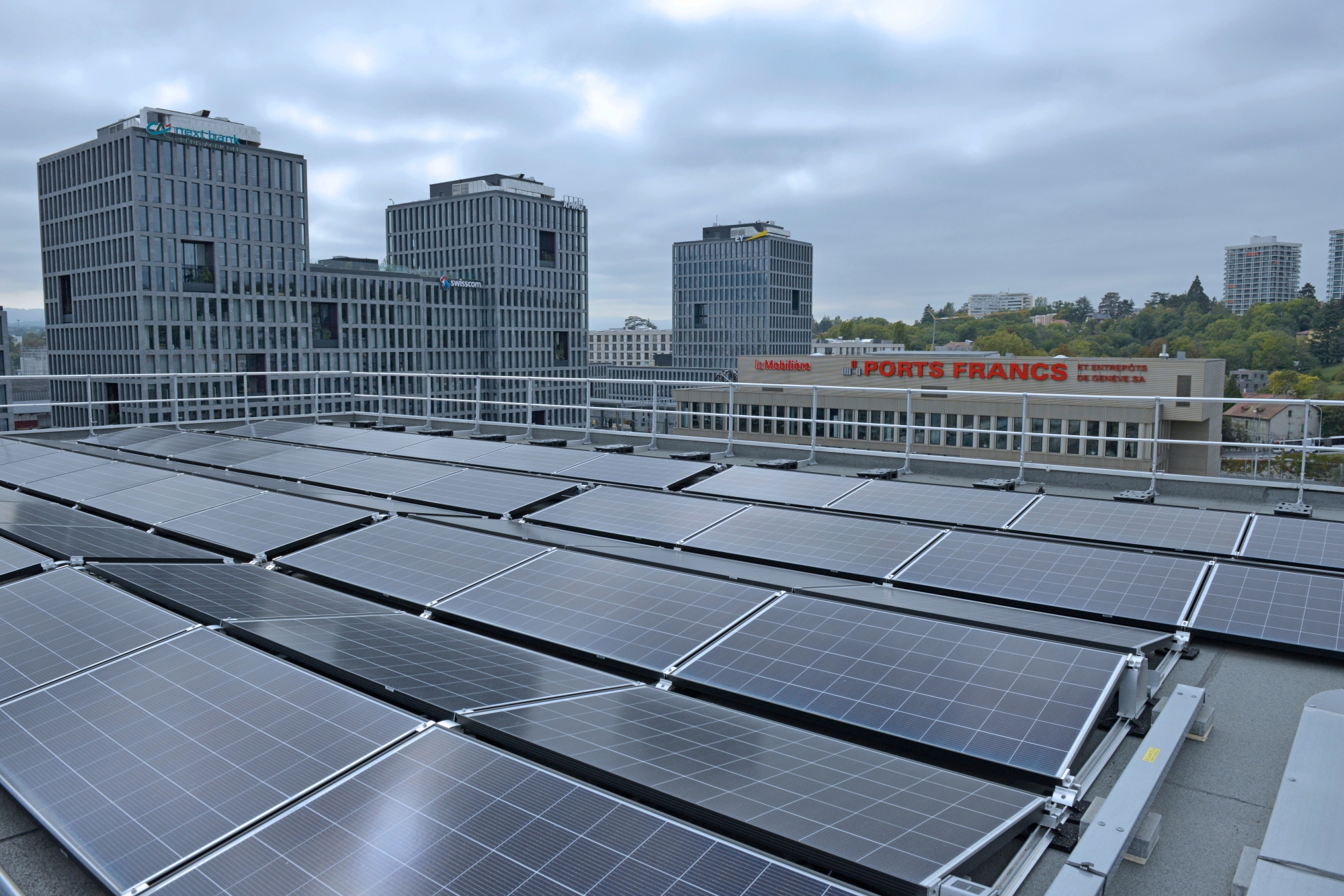 découvrez les meilleures solutions de panneaux photovoltaïques à genève pour produire votre propre électricité verte. profitez d'énergies renouvelables, réduisez votre facture d'électricité et contribuez à un avenir durable en optant pour des installations de qualité adaptées à vos besoins.