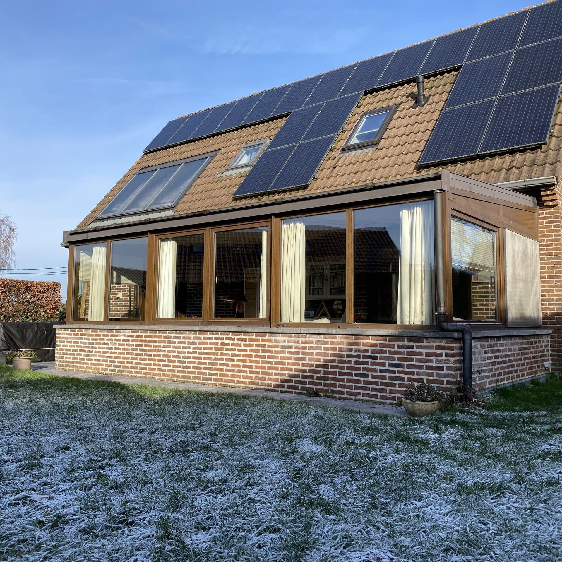 découvrez nos solutions de panneaux photovoltaïques à namur pour une énergie renouvelable et économique. profitez de l'ensoleillement optimal de la région et réduisez votre impact écologique tout en réalisant des économies sur vos factures d'électricité.