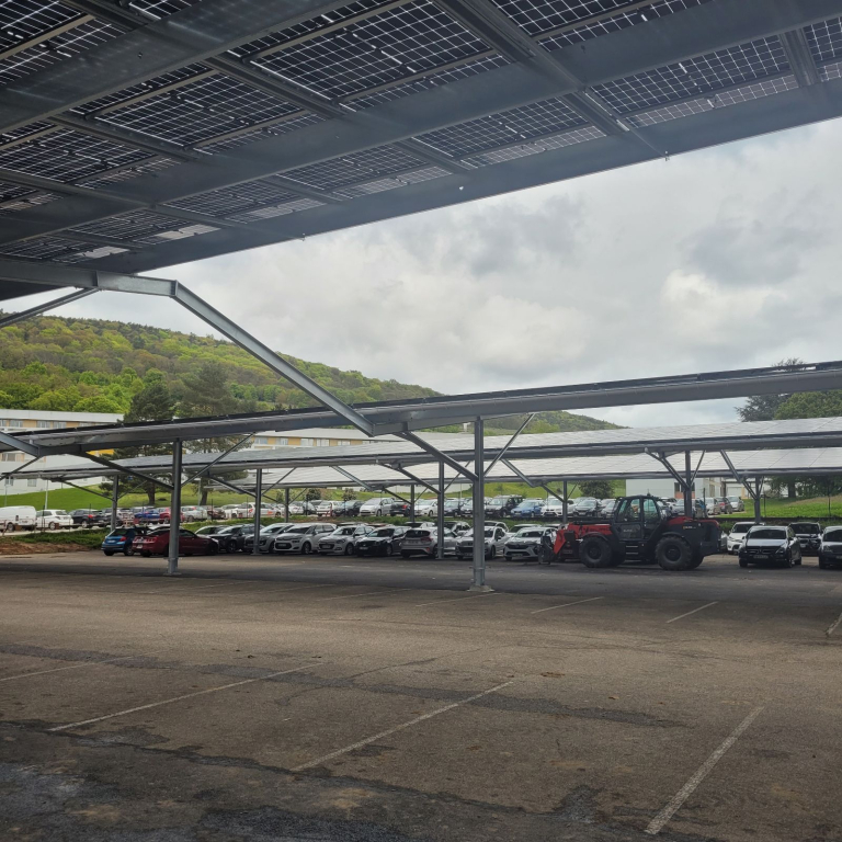 découvrez nos solutions de panneaux photovoltaïques puissants pour une capacité de 8000 kw. optimisez votre consommation d'énergie, réduisez vos factures et passez à une énergie renouvelable durable grâce à notre expertise. transformez l'énergie du soleil en électricité et contribuez à la protection de l'environnement.