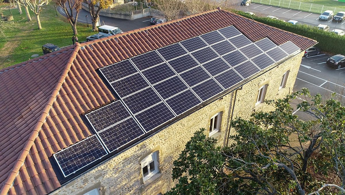 découvrez comment les panneaux photovoltaïques sur toiture peuvent transformer votre maison en une usine d'énergie propre. profitez des économies sur vos factures d'électricité tout en contribuant à la protection de l'environnement.