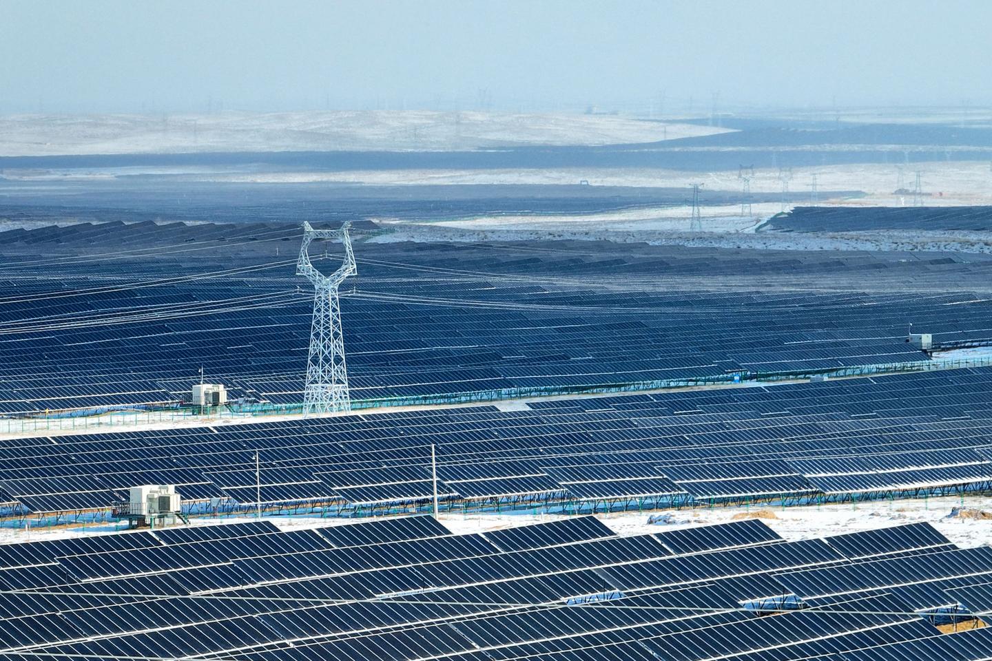 découvrez comment la chine est devenue le leader mondial dans la production de panneaux solaires, grâce à des innovations technologiques, des investissements massifs et des politiques écologiques. informez-vous sur les tendances du marché, les entreprises phares et l'impact de cette domination sur la transition énergétique globale.