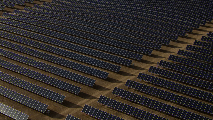 découvrez comment la chine est devenue le leader mondial des panneaux solaires, innovant dans la technologie photovoltaïque et ouvrant la voie vers un avenir énergétique durable.