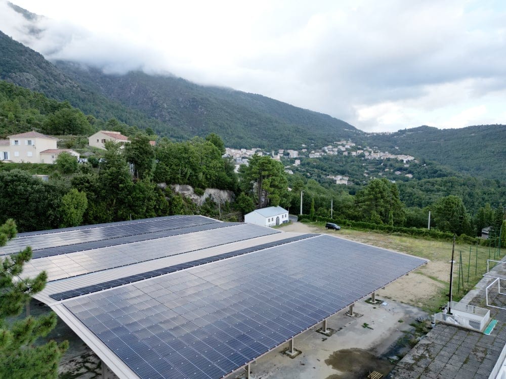 découvrez les avantages des panneaux solaires en corse : une énergie renouvelable pour un avenir durable. profitez du soleil corse tout en réduisant vos factures d'électricité et votre empreinte carbone. informez-vous sur les meilleures options d'installation et les aides disponibles.