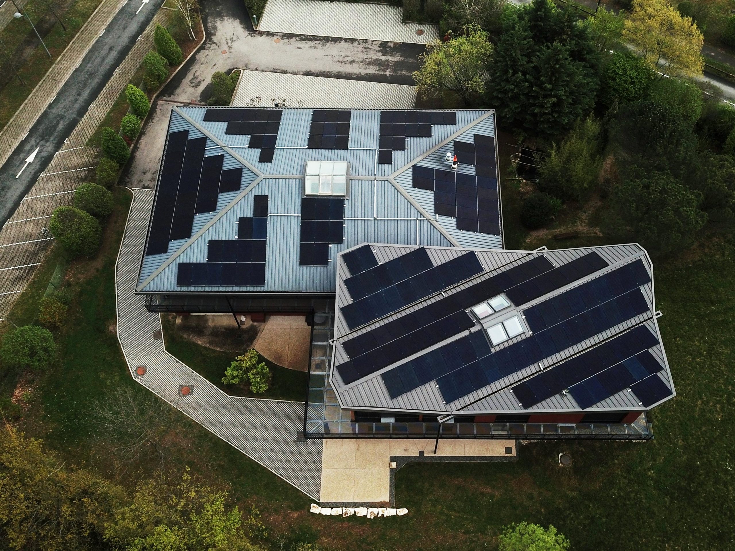 découvrez nos solutions innovantes en panneaux solaires pour entreprises. optimisez votre consommation d'énergie tout en réduisant votre empreinte carbone grâce à des installations sur mesure et un accompagnement personnalisé.