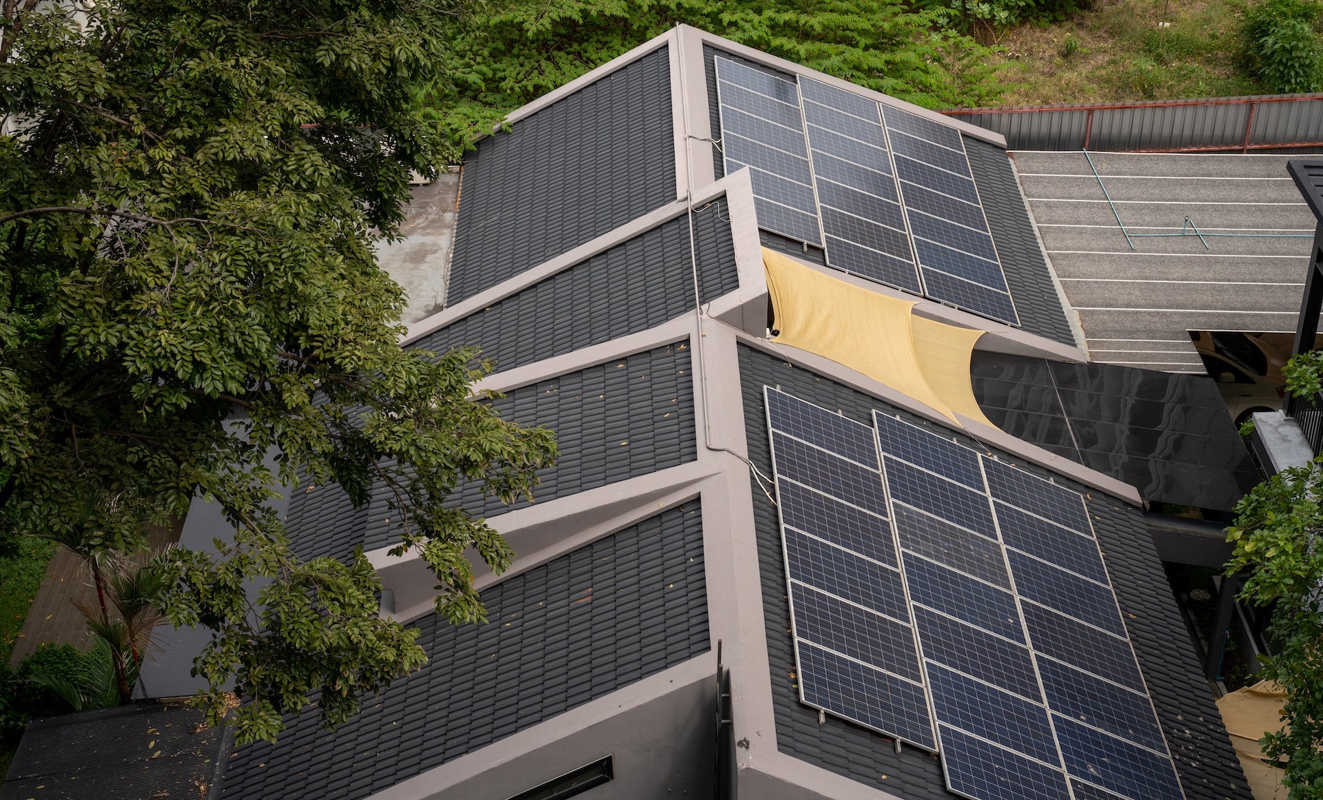 découvrez comment les panneaux solaires peuvent transformer votre maison de 200m2 en une source d'énergie renouvelable efficace, réduisant ainsi vos factures d'électricité et participant à la protection de l'environnement.