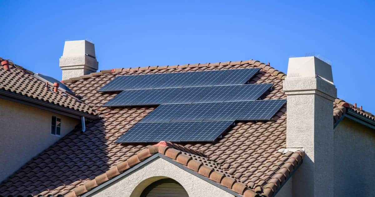 découvrez comment installer des panneaux solaires chez vous pour réduire vos factures d'énergie et contribuer à la protection de l'environnement. obtenez des conseils sur le choix des équipements, les avantages fiscaux et l'entretien de vos installations.