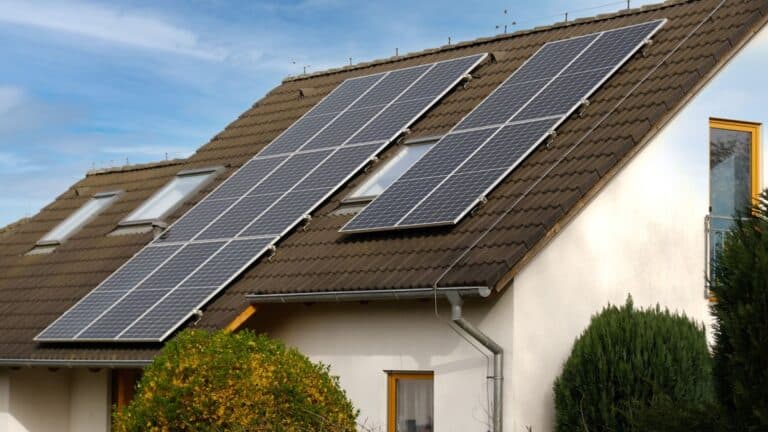 découvrez comment installer des panneaux solaires sur votre maison de 300m2 pour réduire vos factures d'énergie et favoriser une consommation responsable. maximisez votre efficacité énergétique grâce à des solutions adaptées à votre espace et profitez des avantages écologiques et économiques des énergies renouvelables.
