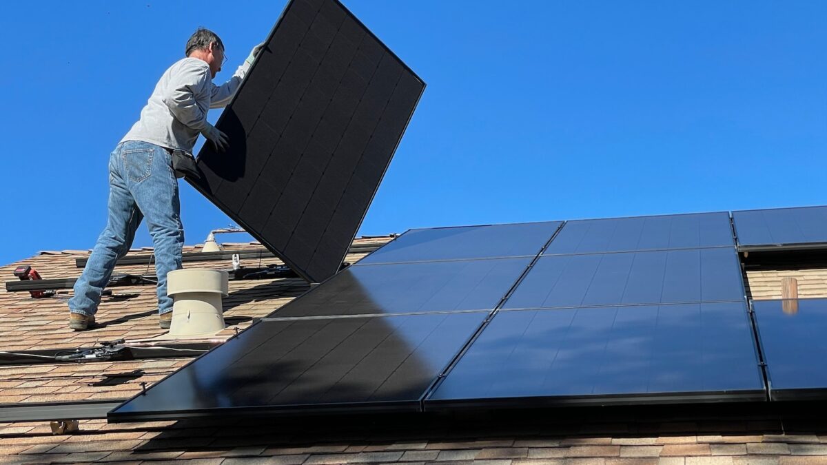 découvrez comment les panneaux solaires peuvent devenir une solution rentable pour votre énergie. profitez d'économies sur vos factures d'électricité tout en contribuant à un avenir durable grâce à l'énergie solaire.