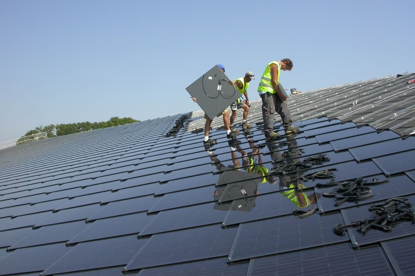 découvrez comment l'installation de panneaux solaires sur tuile peut transformer votre toit en source d'énergie renouvelable. optimisez votre maison tout en réduisant votre empreinte carbone grâce à des solutions esthétiques et performantes.