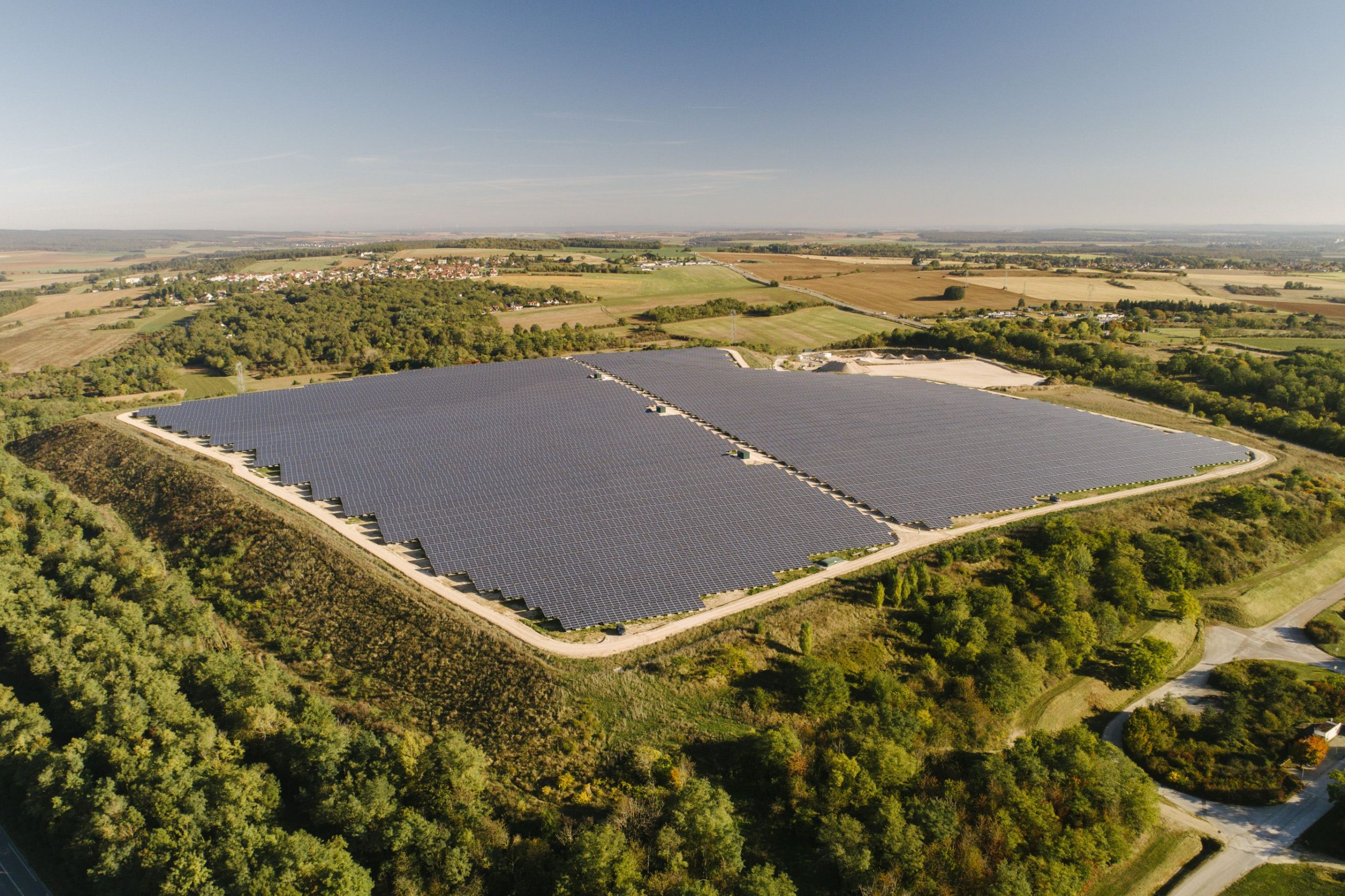 découvrez les avantages d'un parc photovoltaïque : une solution énergétique durable qui utilise la puissance du soleil pour produire de l'électricité propre et renouvelable. investissez dans l'avenir de l'énergie tout en préservant notre planète.