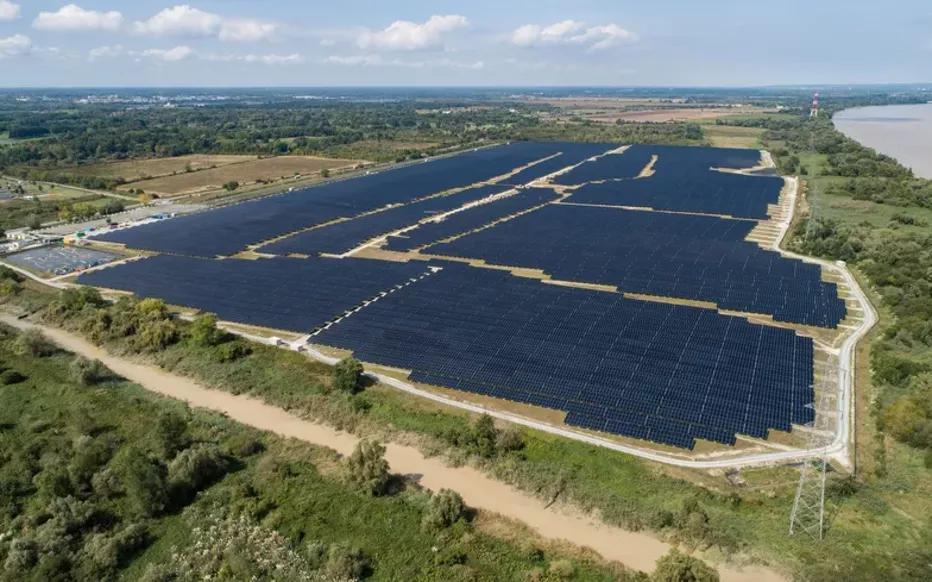 découvrez les avantages des parcs photovoltaïques, des installations solaires durables qui produisent de l'énergie propre et renouvelable. informez-vous sur leur impact positif sur l'environnement et leur rôle dans la transition énergétique.