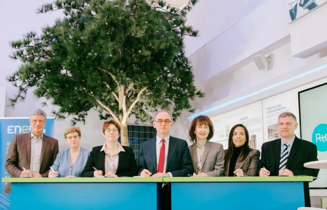 découvrez comment les partenariats énergétiques transforment le secteur de l'énergie en favorisant l'innovation, la durabilité et la collaboration entre entreprises. explorez les enjeux, opportunités et exemples réussis de collaborations qui façonnent l'avenir énergétique.