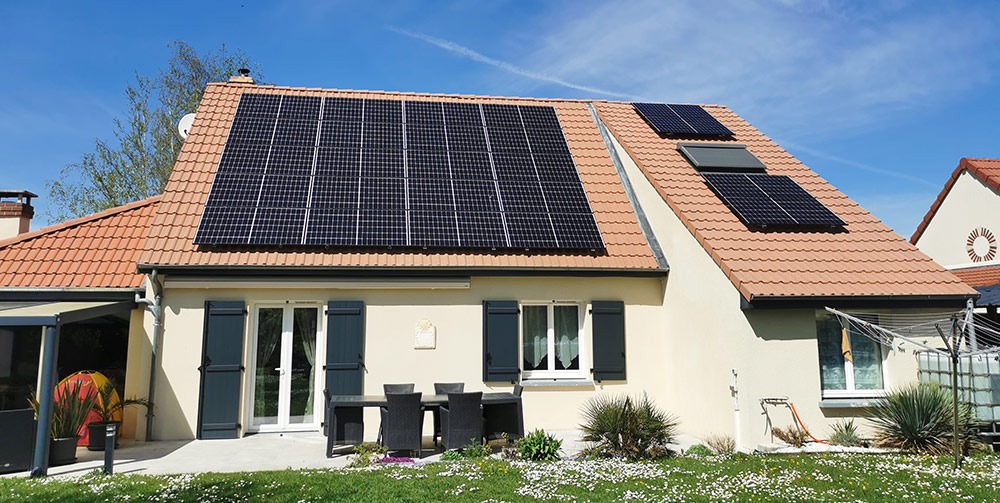 découvrez comment les panneaux photovoltaïques peuvent transformer votre habitation en une source d'énergie renouvelable. informez-vous sur les avantages, les aides et les solutions adaptées aux particuliers souhaitant réduire leur facture d'électricité tout en préservant l'environnement.