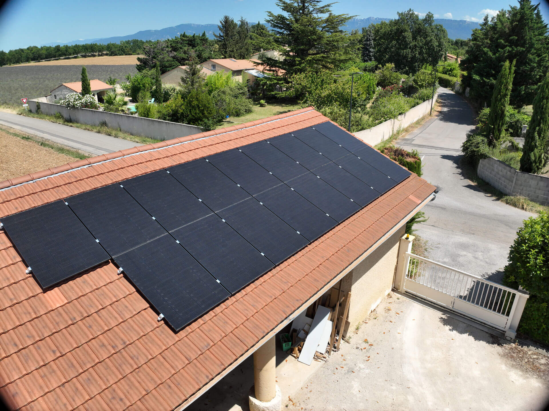 découvrez comment la pose de panneaux solaires peut transformer votre maison en une source d'énergie renouvelable. maximisez vos économies tout en préservant l'environnement grâce à nos conseils et services experts en installation de panneaux solaires.