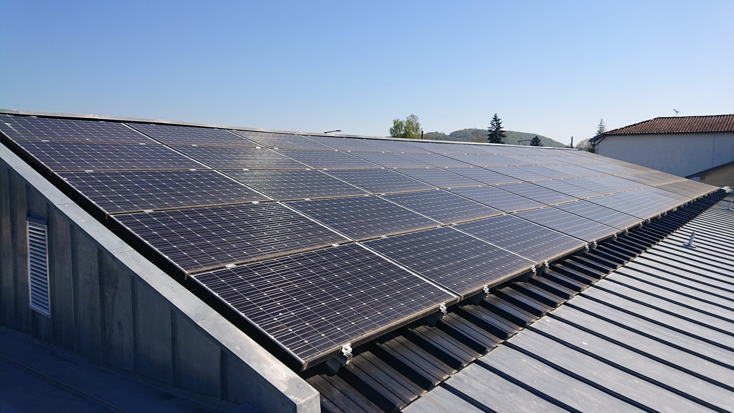 découvrez les tarifs d'installation de panneaux solaires de 9 kwc. informez-vous sur les coûts, les aides disponibles et les avantages économiques de passer à l'énergie solaire pour réduire votre facture d'électricité.