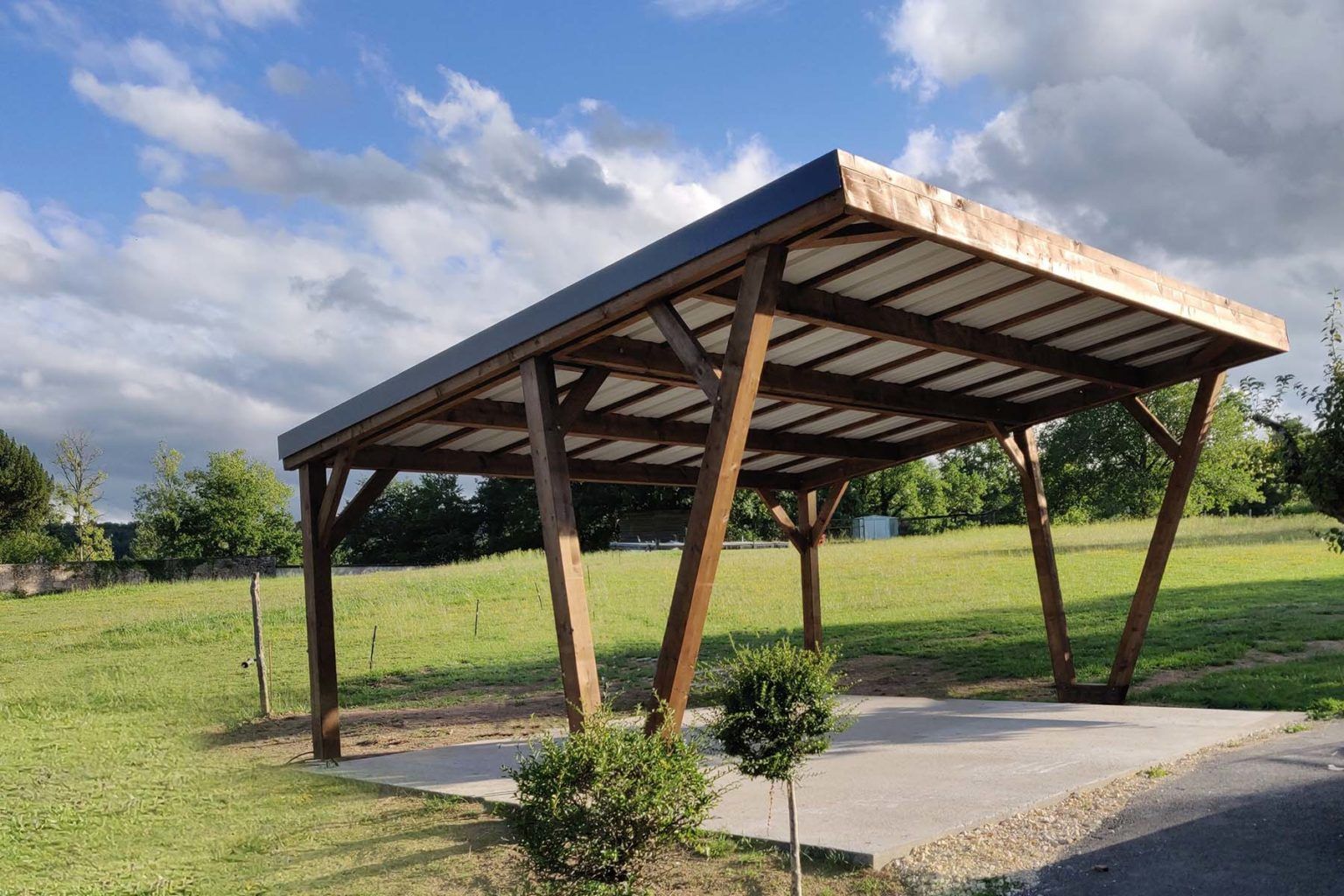 découvrez les prix des ombrières photovoltaïques pour allier protection solaire et production d'énergie renouvelable. obtenez des conseils pour choisir la meilleure option adaptée à vos besoins tout en maximisant votre investissement.