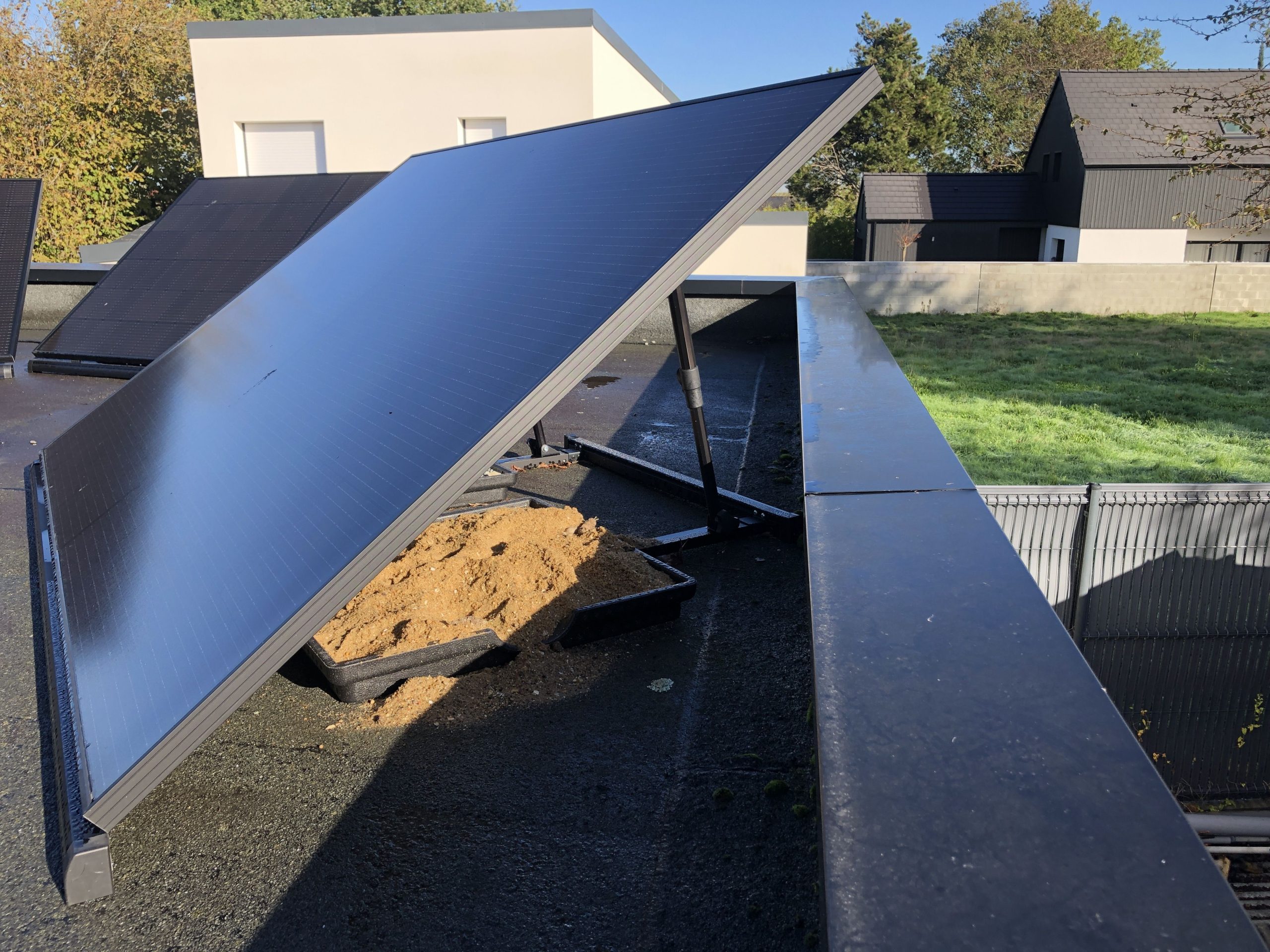 découvrez les prix compétitifs des toits solaires et faites le choix éclairé pour une énergie verte et durable. comparez les offres et économisez sur vos factures d'électricité tout en contribuant à la protection de l'environnement.