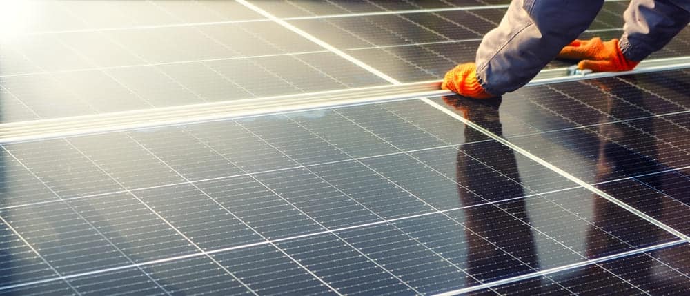 découvrez la puissance des panneaux solaires et comment ils transforment la lumière du soleil en énergie renouvelable efficace. explorez les différents types de panneaux solaires, leurs rendements et leur impact sur votre consommation d'énergie.