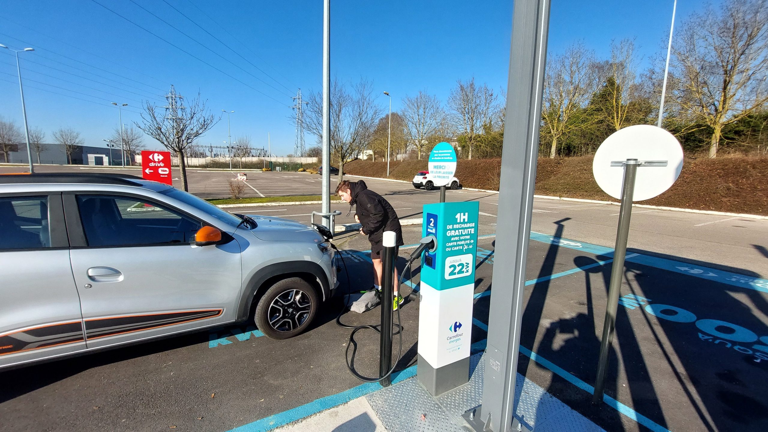 découvrez les stations de recharge pour voitures électriques chez carrefour. profitez d'une solution pratique et rapide pour recharger votre véhicule tout en faisant vos courses. engagez-vous pour l'environnement avec nos bornes de recharge accessibles et performantes.