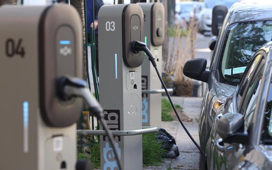 découvrez tout ce qu'il faut savoir sur la recharge de voitures électriques : types de bornes, temps de recharge, conseils pratiques et avantages pour un avenir durable.