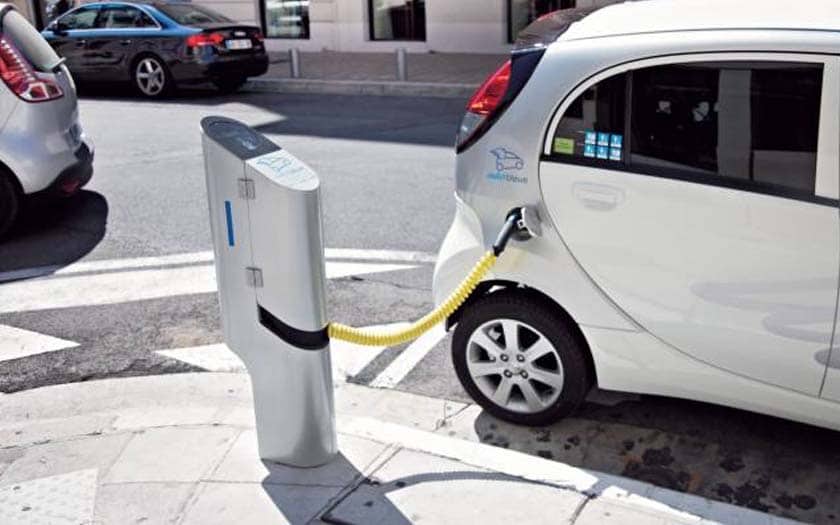 découvrez tout ce qu'il faut savoir sur la recharge des voitures électriques : types de bornes, astuces pratiques, coûts et conseils pour optimiser votre expérience de conduite électrique.