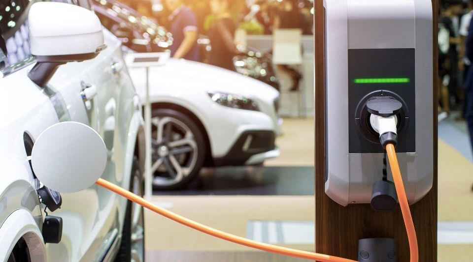 découvrez tout ce qu'il faut savoir sur la recharge des voitures électriques. informations sur les différents types de bornes, astuces pour optimiser votre recharge et conseils pour profiter pleinement de votre véhicule électrique. énergisez votre conduite durablement !