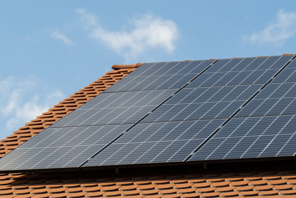 découvrez comment maximiser votre investissement avec l'énergie solaire. apprenez les clés de la rentabilité solaire, des aides financières disponibles aux conseils d'installation, pour rendre votre transition énergétique avantageuse et durable.