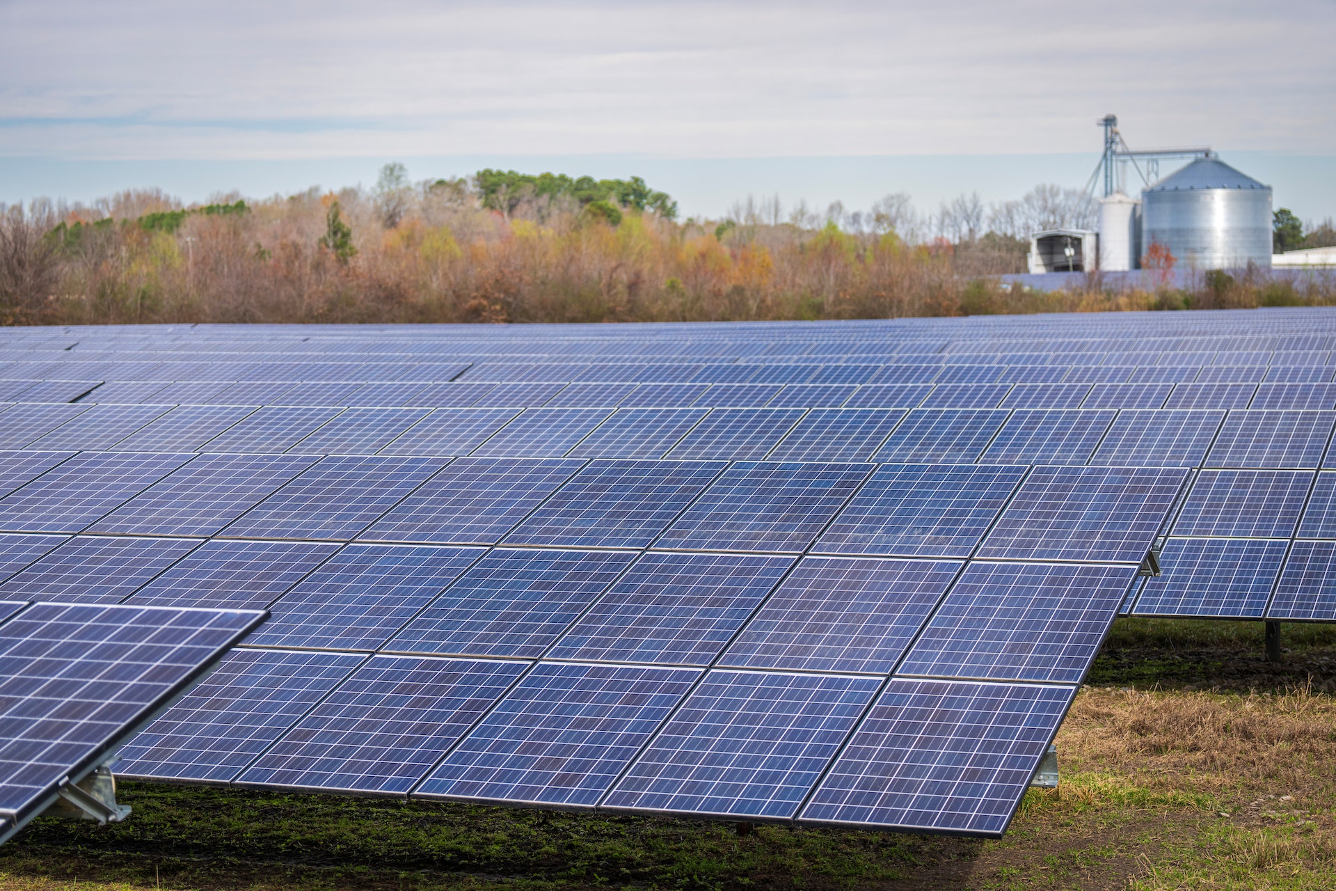 découvrez les atouts de la rentabilité des systèmes photovoltaïques. maximisez votre investissement et profitez d'une énergie verte et durable tout en réduisant vos factures d'électricité. informez-vous sur les facteurs clés influençant la rentabilité de l'énergie solaire et comment optimiser votre projet.