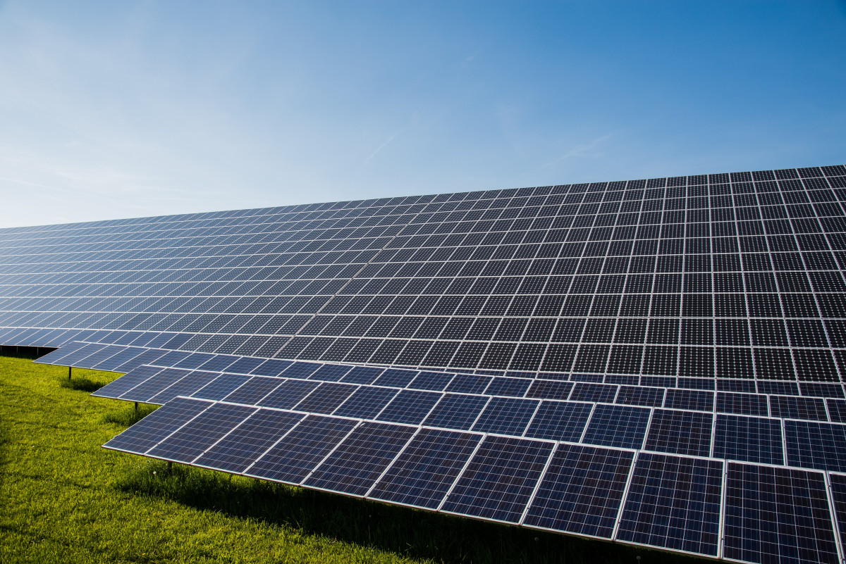 découvrez comment la révolution photovoltaïque transforme notre avenir énergétique. explorez les avantages des panneaux solaires, leur contribution à la durabilité, et les innovations qui redéfinissent la production d'énergie. rejoignez le mouvement vers un monde plus vert et informez-vous sur les dernières avancées dans le domaine de l'énergie renouvelable.