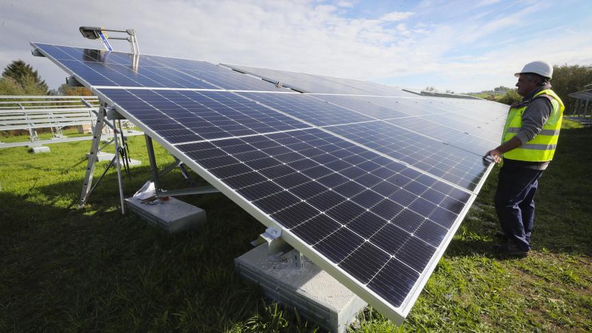 découvrez tout sur le salaire d'un installateur photovoltaïque en france : analyses des différents revenus, facteurs influençant le salaire, ainsi que les perspectives d'évolution de carrière dans ce secteur en pleine croissance. informez-vous sur les opportunités financières d'une profession engagée dans la transition énergétique.