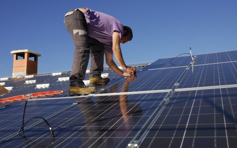 découvrez le salaire moyen des installateurs photovoltaïques en 2023. cette analyse vous offre des insights sur les tendances du marché, les variations selon les régions et l'impact de la demande croissante pour les énergies renouvelables.