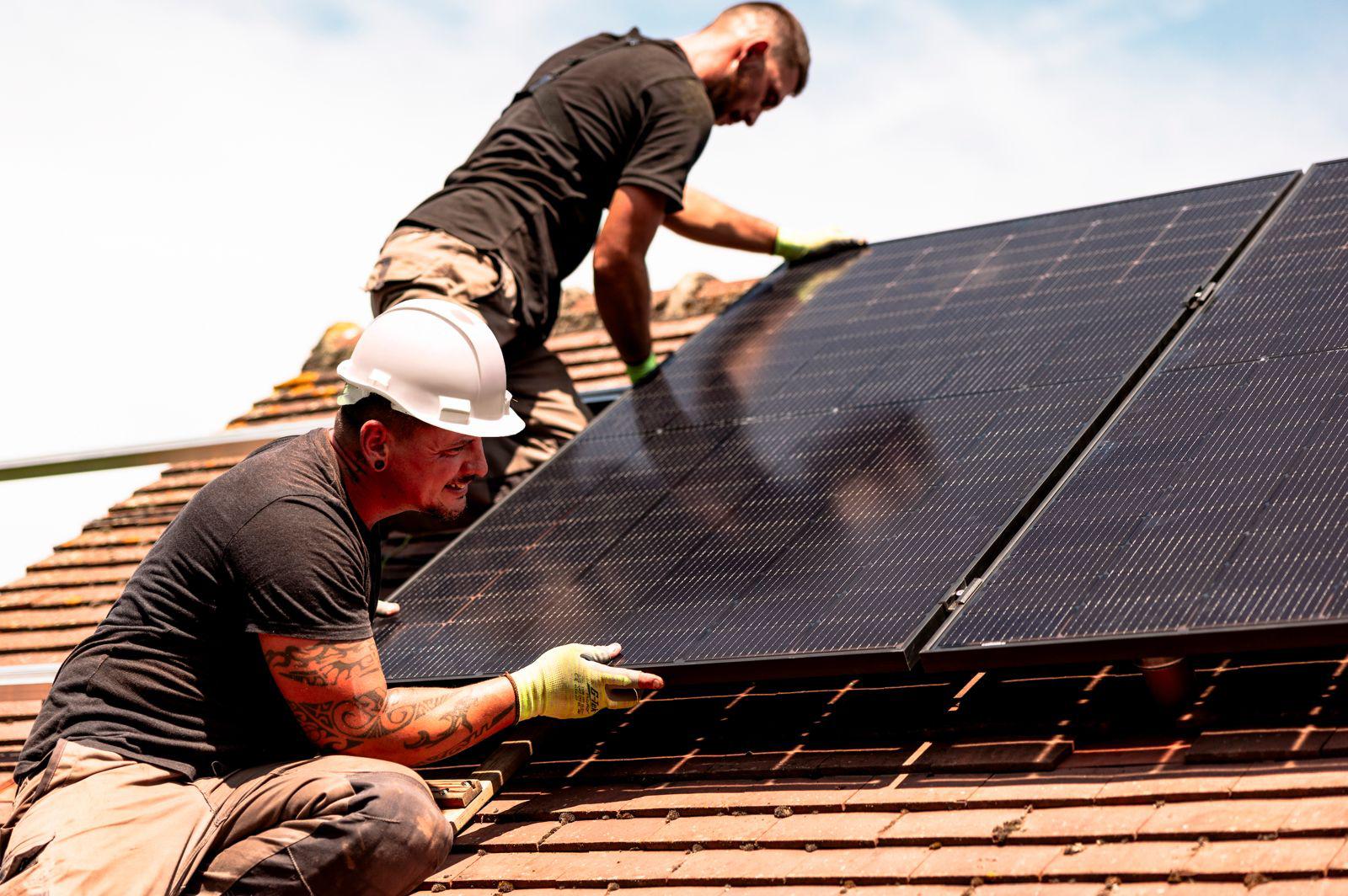 découvrez notre sélection de salons dédiés à l'énergie solaire, où experts et passionnés échangent sur les dernières innovations, tendances et solutions durables dans le domaine de l'énergie renouvelable.