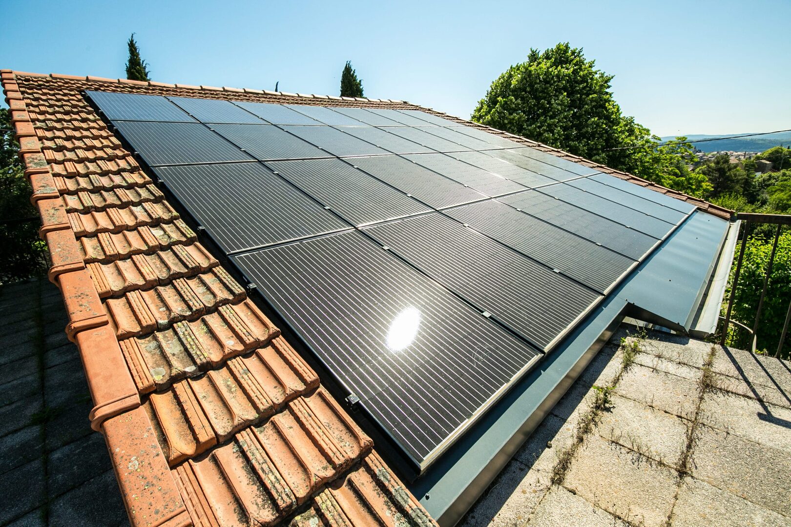découvrez tout sur la surface des panneaux solaires : comment elle influence l'efficacité énergétique, les différents types disponibles, et les conseils pour optimiser leur performance dans votre installation.
