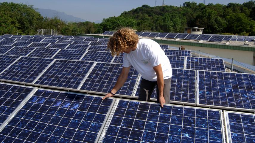 découvrez le rôle essentiel du technicien photovoltaïque, un expert clé dans l'installation, la maintenance et l'optimisation des systèmes solaires. apprenez comment il contribue à une transition énergétique durable et à la réduction des coûts d'énergie.