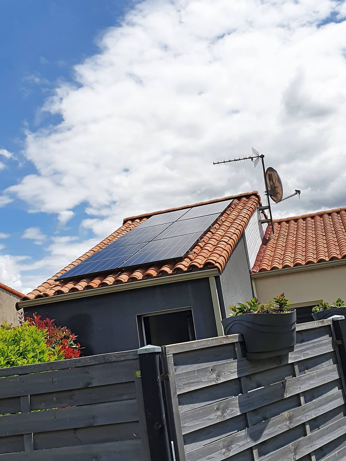 découvrez nos solutions de toiture spécialement conçues pour accueillir des panneaux photovoltaïques. optimisez la production d'énergie solaire tout en bénéficiant d'une installation esthétique et durable pour votre habitat.