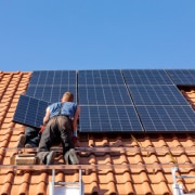 découvrez tout ce qu'il faut savoir sur les prix des toitures solaires. comparez les coûts, explorez les subventions et trouvez la solution idéale pour rendre votre maison plus écologique et économiser sur vos factures d'énergie.