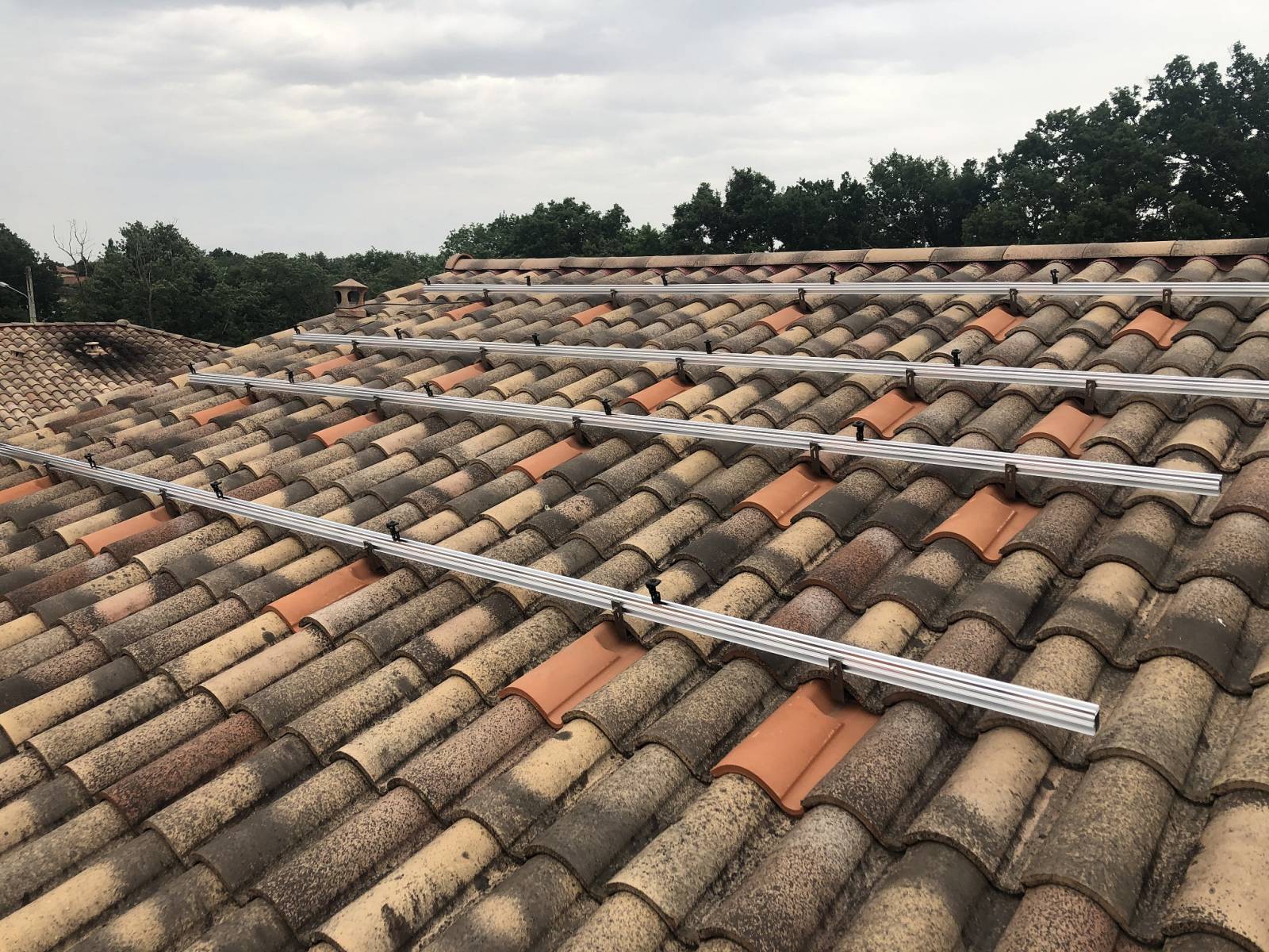 découvrez les tuiles solaires, une solution innovante et esthétique pour produire de l'énergie renouvelable tout en préservant l'architecture de votre maison. alliez performance énergétique et design moderne pour un habitat éco-responsable.